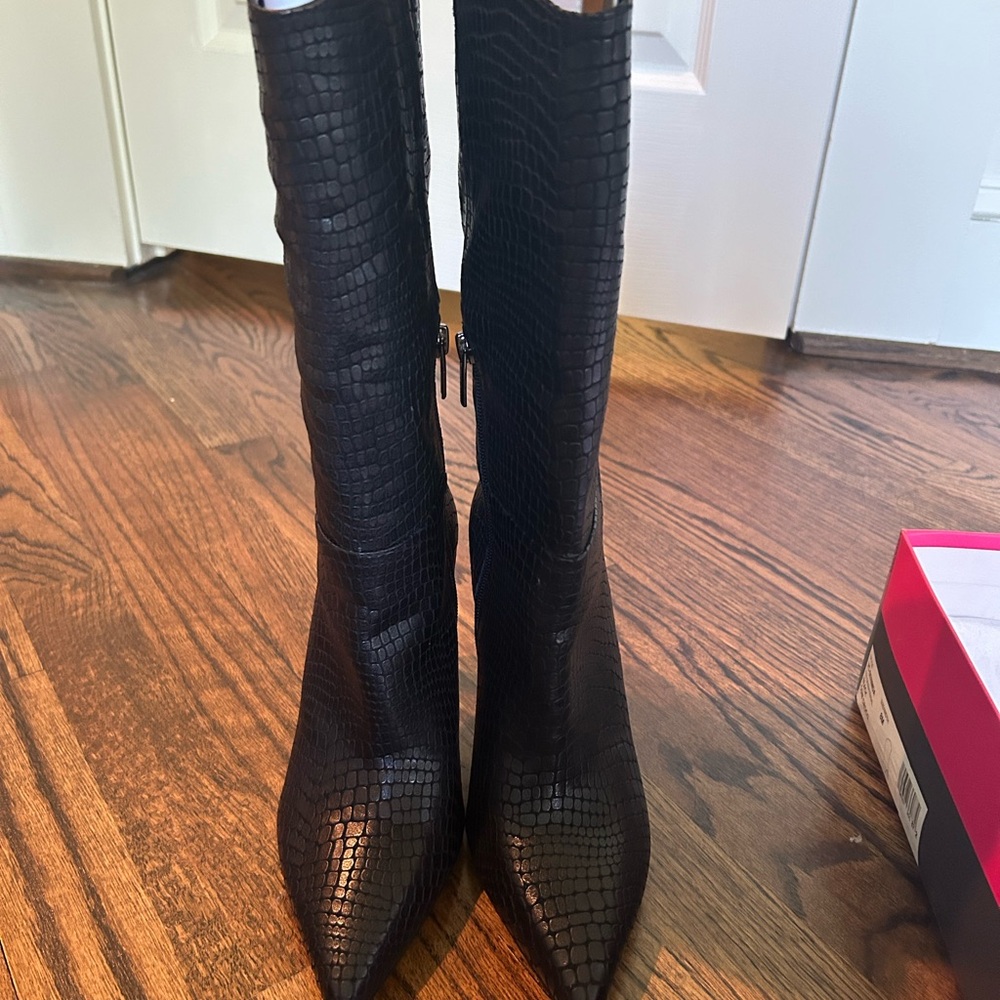Vince Camuto Black Cow Crocodile Boots Size 8 style: VC-SENIMDA